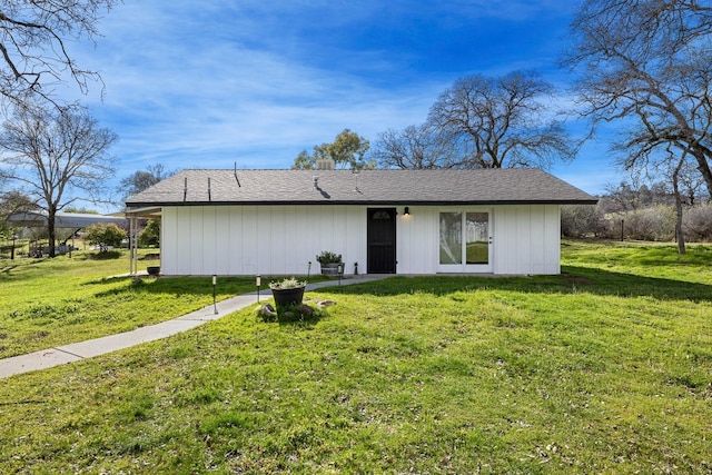 view of front of property with a front lawn