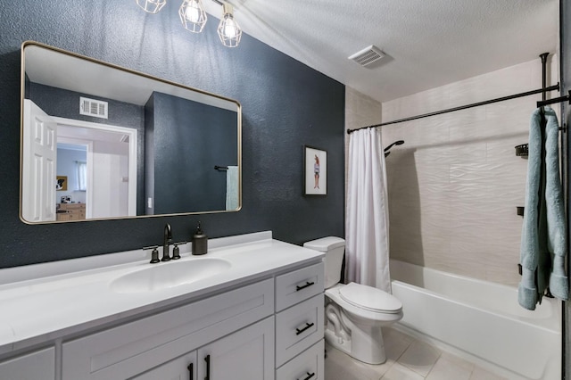 full bath with a textured ceiling, a textured wall, toilet, and visible vents