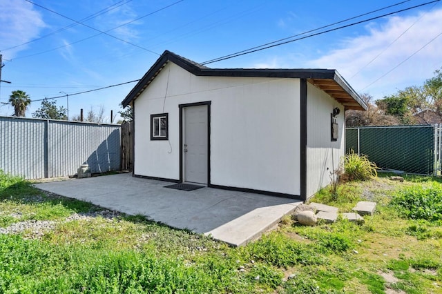 view of outdoor structure featuring an outdoor structure and a fenced backyard