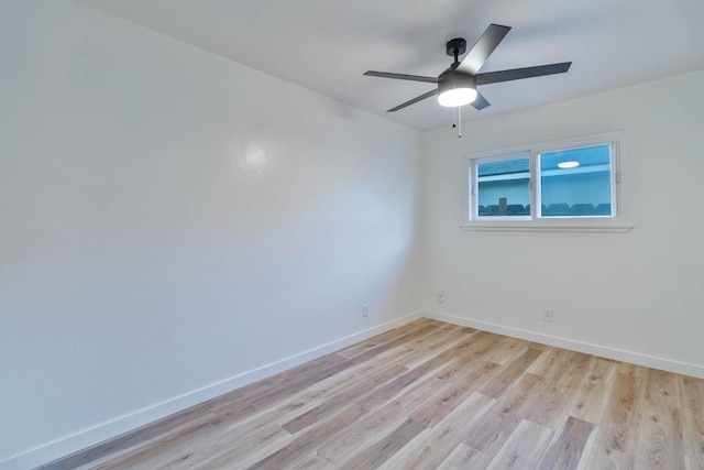 unfurnished room featuring light wood-style flooring, baseboards, and ceiling fan