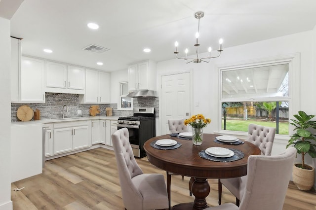 dining room with light wood-style floors, recessed lighting, a chandelier, and visible vents