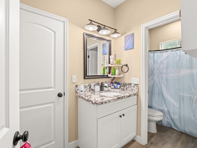 40023 Woodsong Way, Oakhurst, CA 93644 - full bath with a shower with shower curtain, vanity, toilet, and wood finished floors
