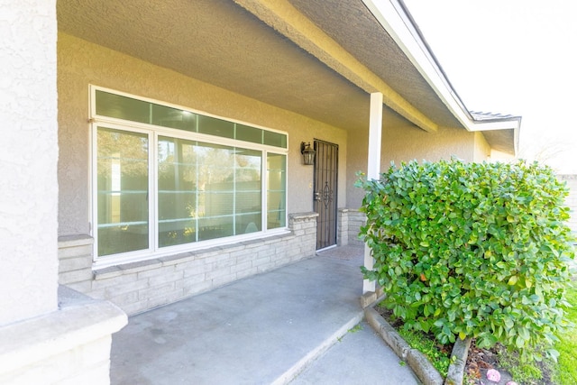 property entrance with stucco siding