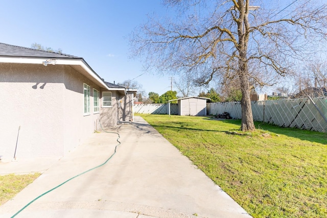 view of yard with a shed, a fenced backyard, and an outdoor structure