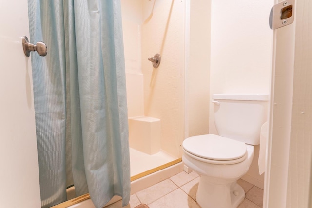 full bathroom featuring toilet, a shower with curtain, and tile patterned floors