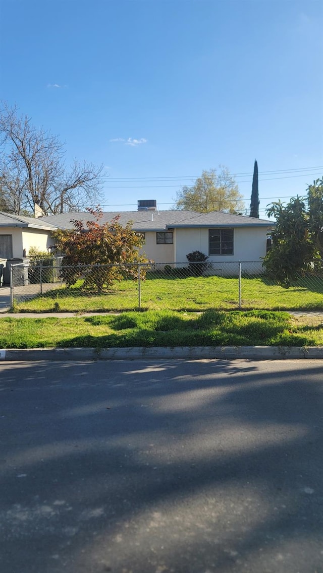 view of front of property featuring a fenced front yard and a front yard