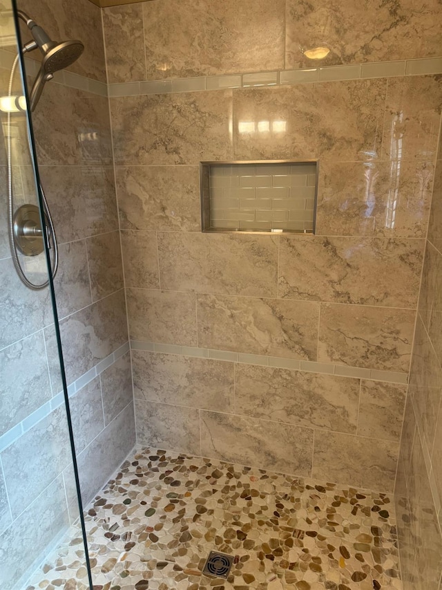 bathroom featuring tiled shower