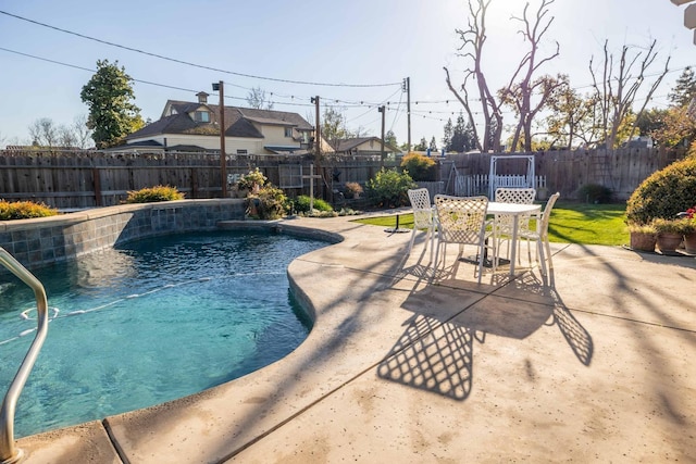 view of swimming pool featuring outdoor dining area, a patio area, a fenced backyard, and a fenced in pool