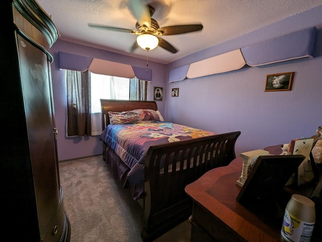 bedroom with ceiling fan, a textured ceiling, and carpet flooring