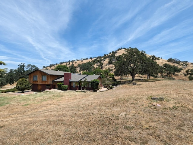 view of front facade with a front yard