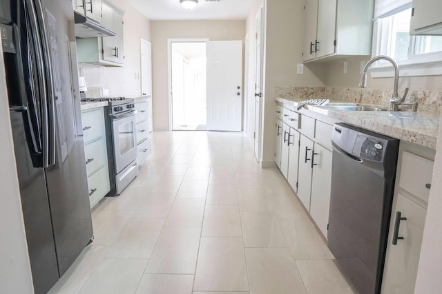 kitchen with a sink, under cabinet range hood, stainless steel range with gas cooktop, dishwasher, and black refrigerator with ice dispenser