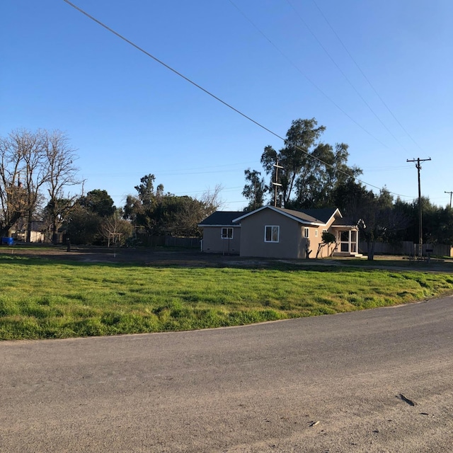 view of front facade featuring a front yard