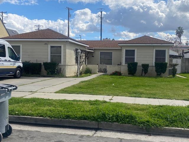 view of front of property with a front lawn