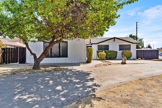 view of front of house featuring fence