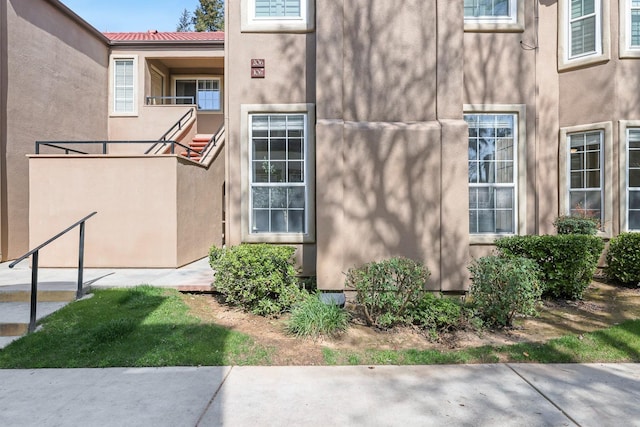 property entrance featuring stucco siding