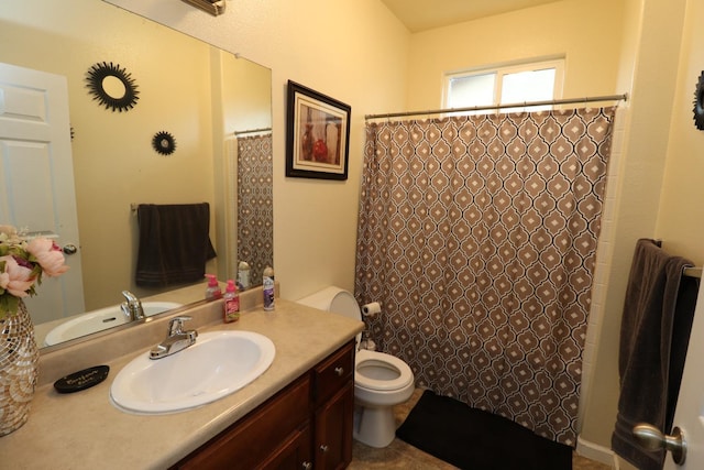 full bathroom featuring vanity, toilet, and a shower with curtain