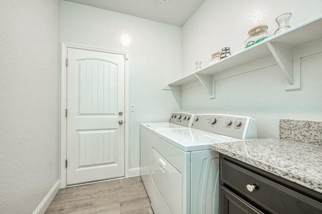 laundry room featuring light wood-style flooring, baseboards, and independent washer and dryer