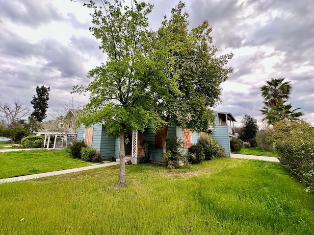 view of front of home featuring a front yard