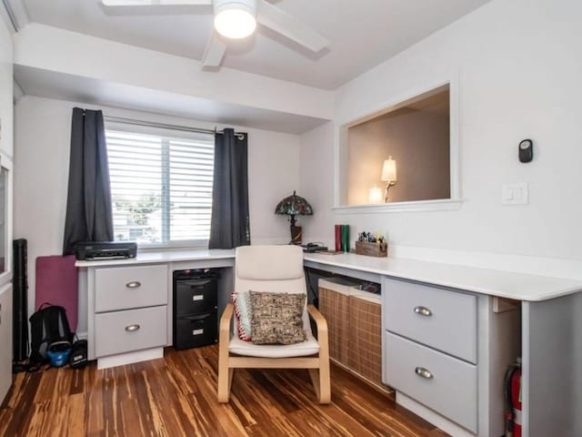 office with ceiling fan, dark wood-style floors, and built in study area