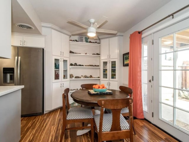 dining space featuring dark wood-style floors, visible vents, and ceiling fan