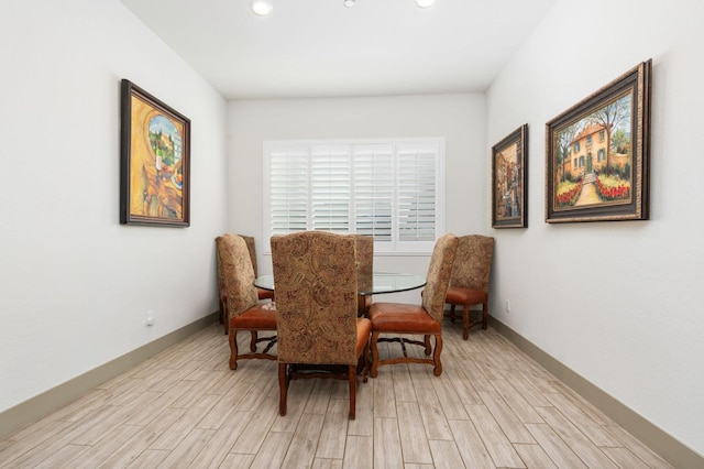 living area featuring recessed lighting, baseboards, and light wood-style flooring