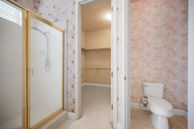 2565 Powers Ave, Clovis, CA 93619 - bathroom featuring toilet, baseboards, wallpapered walls, and a stall shower