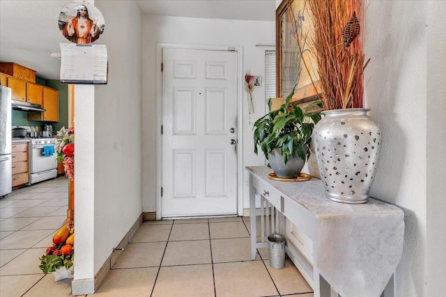 entryway featuring light tile patterned floors and baseboards