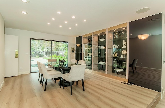 dining room featuring recessed lighting, visible vents, baseboards, and light wood-style floors