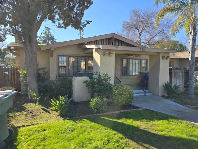 view of front facade featuring a front lawn and fence