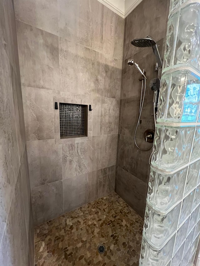 full bath with a tile shower and visible vents