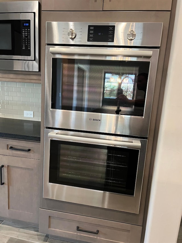 details with backsplash and appliances with stainless steel finishes