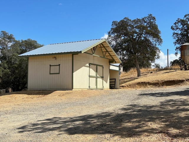 view of outdoor structure with an outbuilding