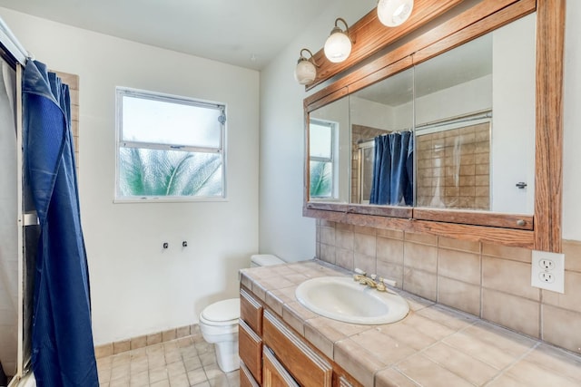 bathroom with a shower with shower curtain, baseboards, decorative backsplash, tile patterned floors, and toilet