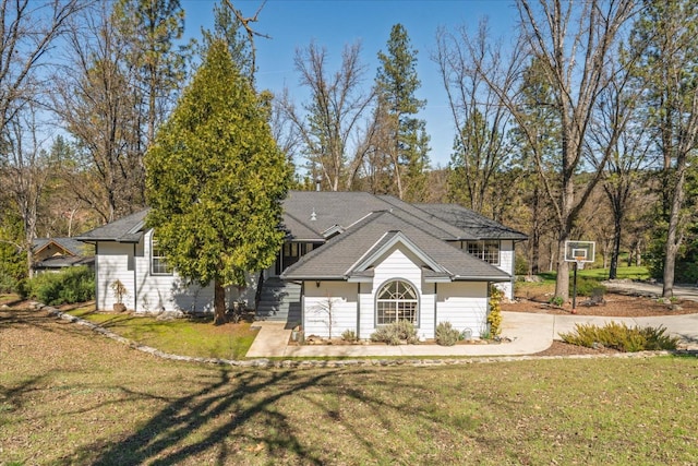 view of front of property with a front yard