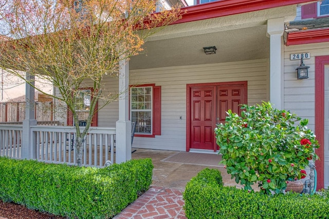 entrance to property featuring covered porch