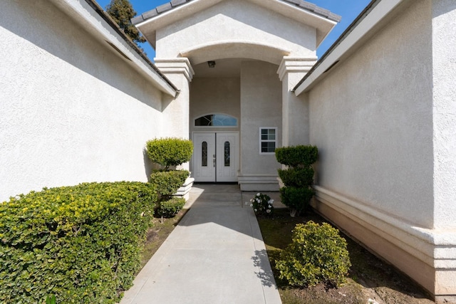 property entrance featuring stucco siding