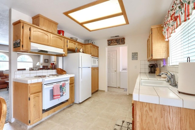 29878 Deer Trail Ln, Coarsegold, CA 93614 - kitchen featuring a sink, tile countertops, white appliances, and under cabinet range hood