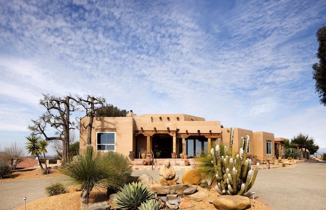 view of front facade with stucco siding