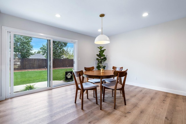 dining space with recessed lighting, light wood-style floors, and baseboards