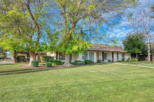 single story home with a front yard