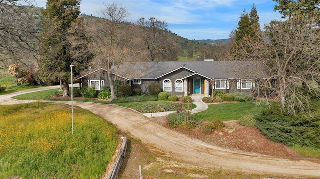 ranch-style house featuring a front yard