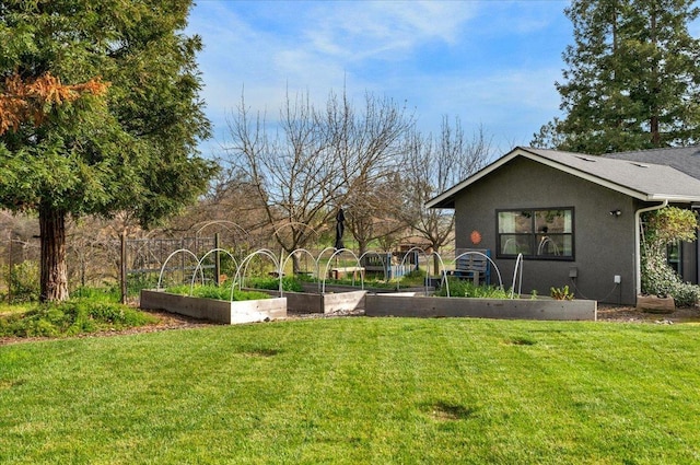 view of yard featuring a garden