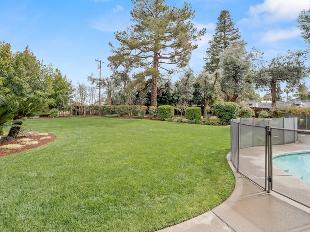 view of yard featuring a fenced in pool