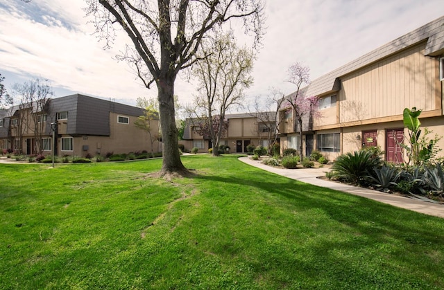 view of yard with a residential view