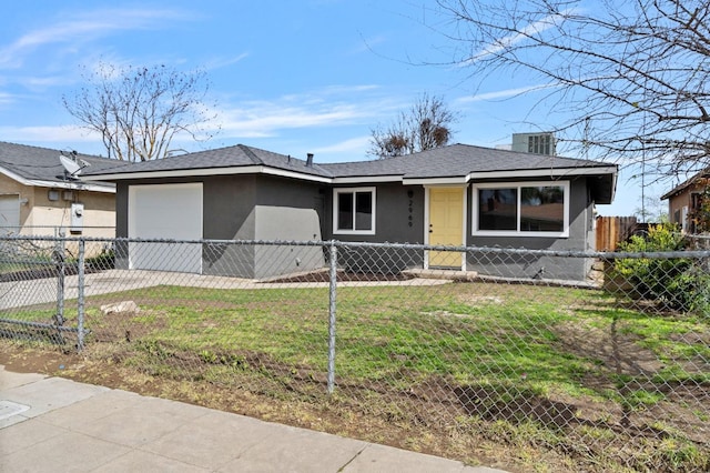 view of front of home featuring roof with shingles, stucco siding, a front lawn, a garage, and a fenced front yard