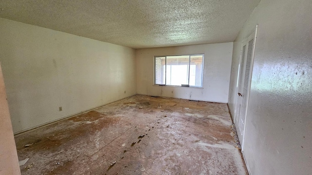 empty room featuring a textured ceiling