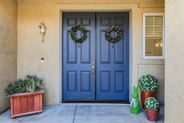 view of exterior entry with stucco siding