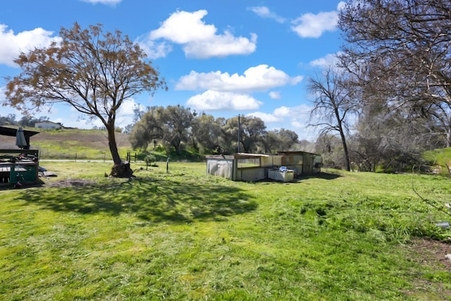 view of yard featuring a rural view