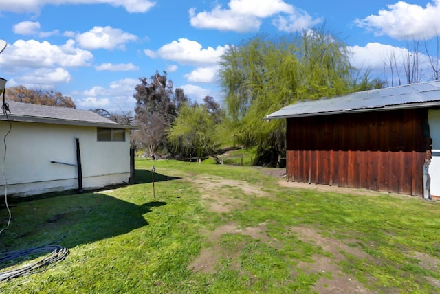 view of yard featuring an outdoor structure