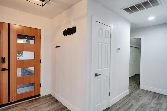 foyer featuring light wood-style flooring, recessed lighting, baseboards, and visible vents